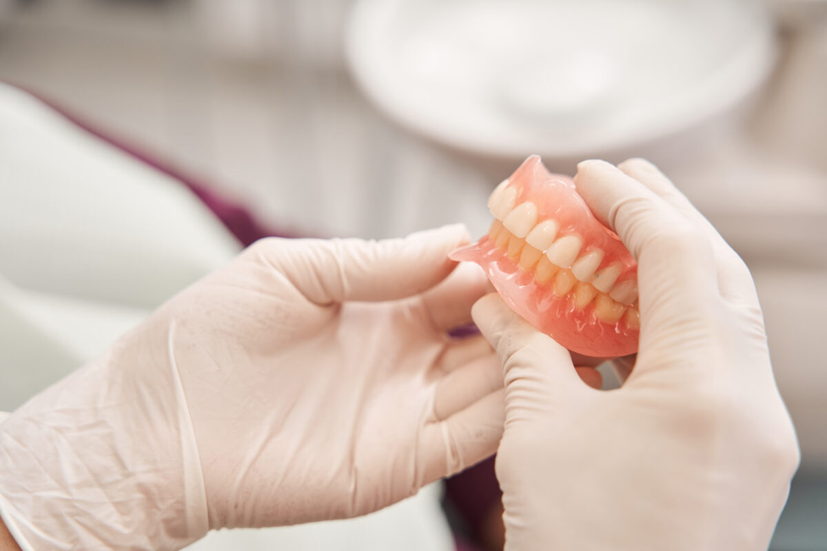 Implantes dentales vs. dentaduras postizas en Emeryville, CA | Consulta a precios accesibles